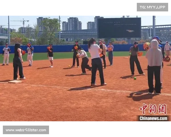 冠军杯赛现场设亲子打卡点，垒球成连接社区邻里温情纽带
